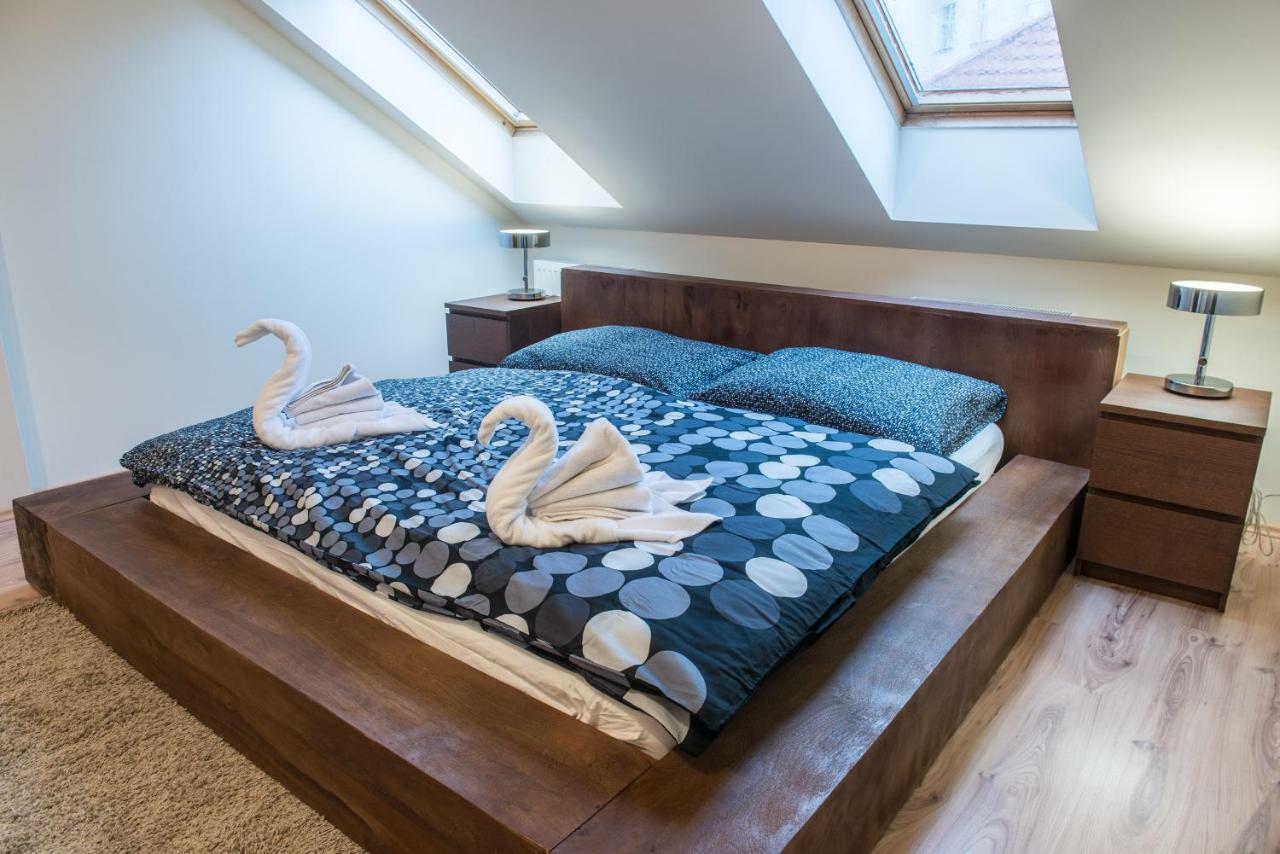 Spacious And Quiet Attic Flat In Centre Prague Exterior photo